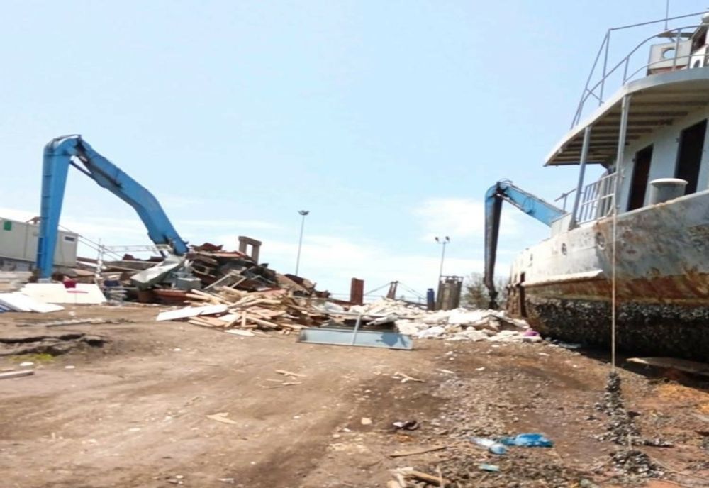 Societate din port amendată cu 100.000 lei pentru dezmembrarea unei barje