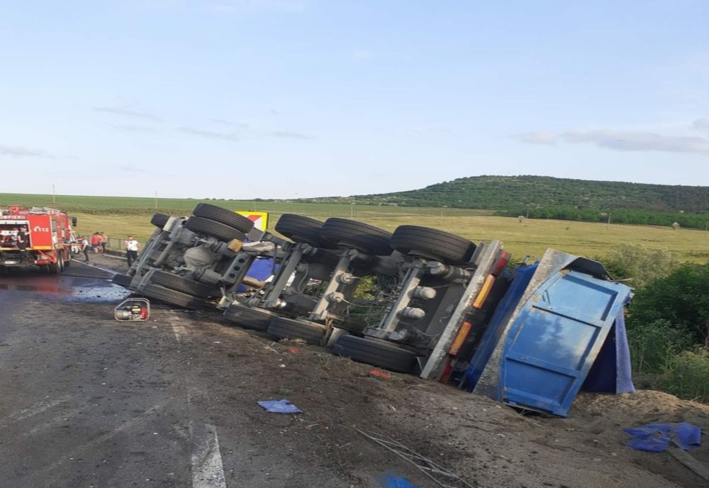 FOTO O persoană a murit și alta e grav rănită, după ce un camion s-a răsturnat în județul Constanța
