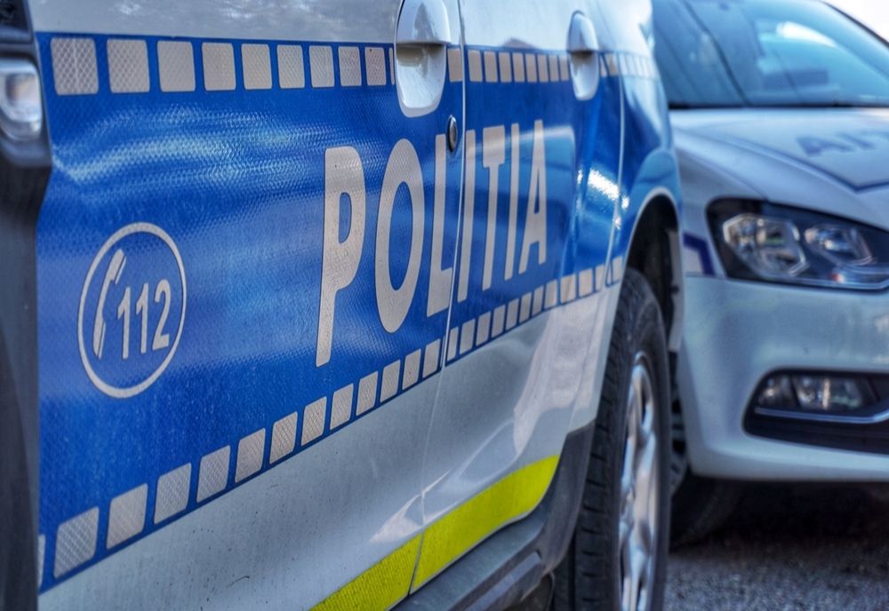 Mașină de poliție, implicată într-un accident. O persoană a fost rănită