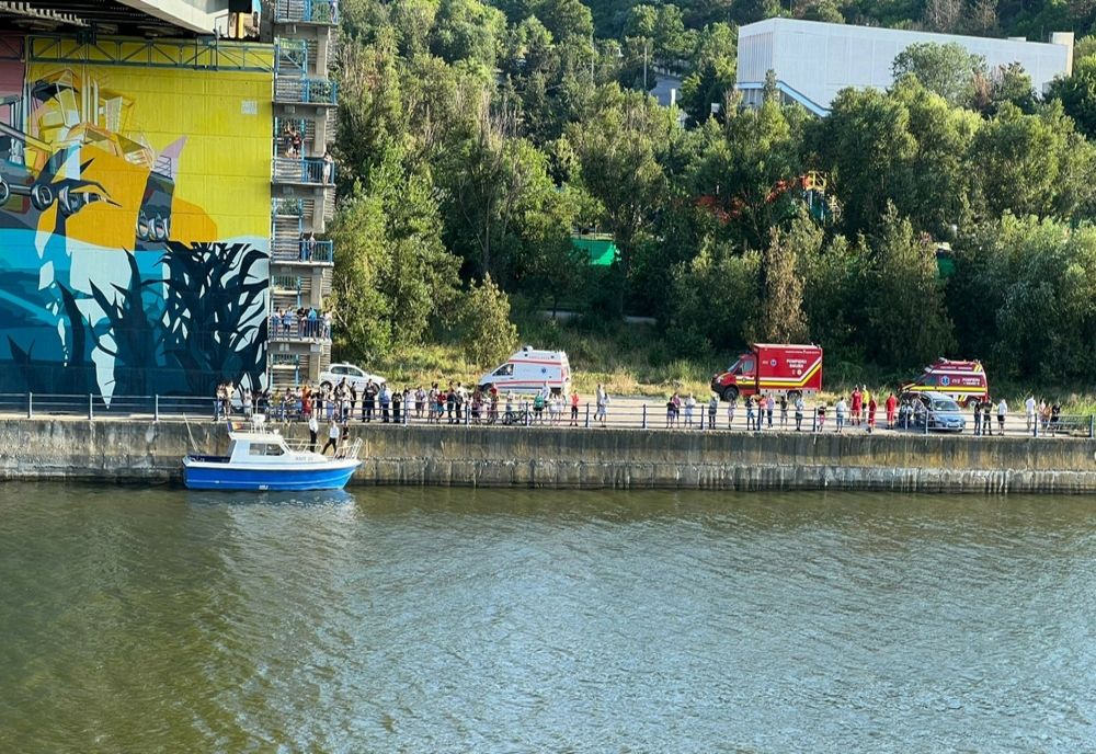 FOTO VIDEO Un bărbat s-a aruncat de pe podul de la Medgidia.
