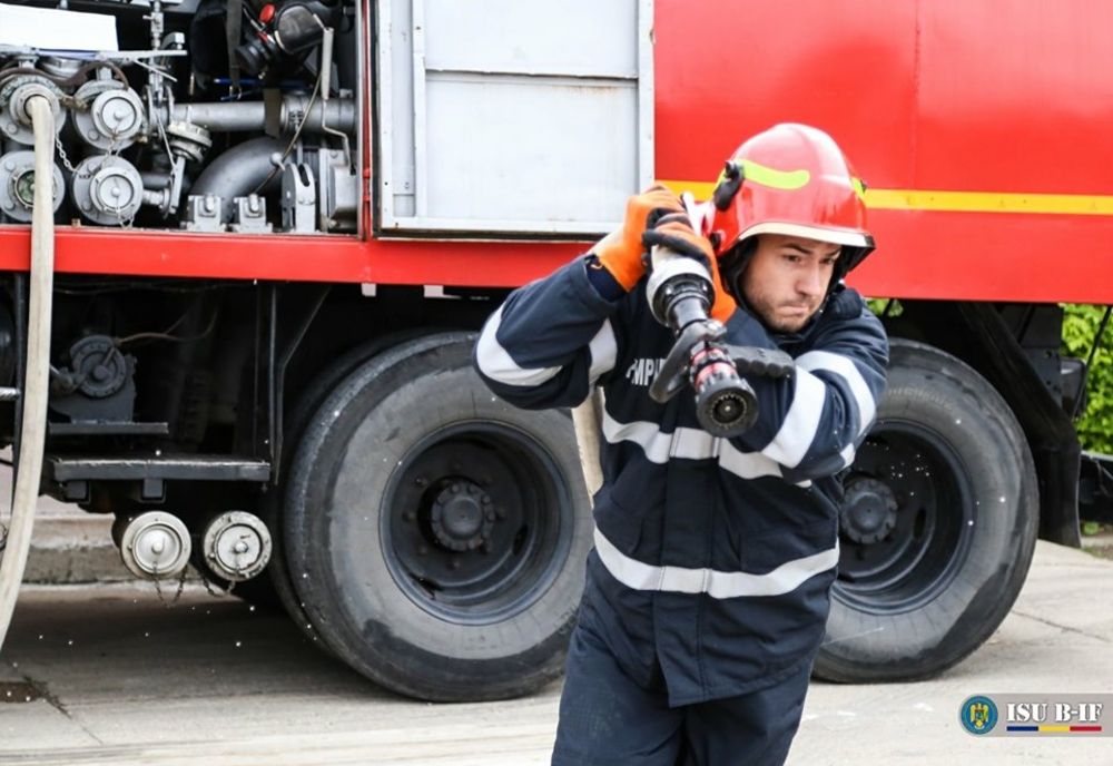 Autoutilitară cuprinsă de flăcări. Intervin pompierii