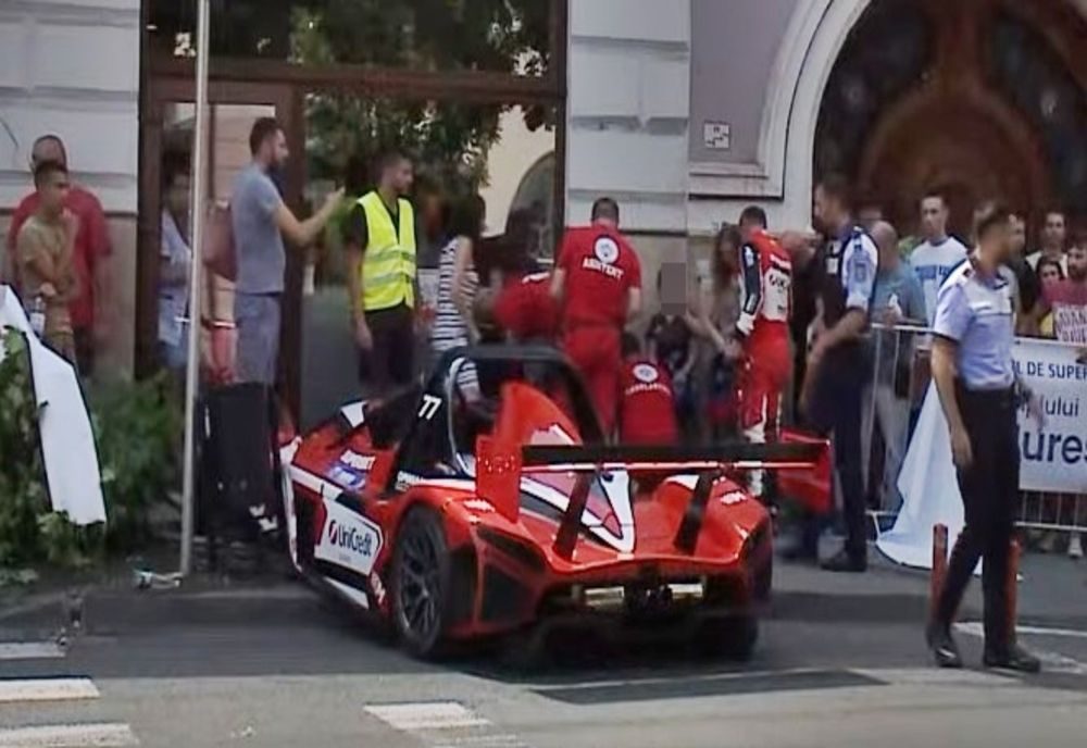 VIDEO: Accident la Super Rally de la Târgu Mureș! Bolidul condus de Mihai Leu a scăpat de sub control, a acroșat un gard și a rănit ușor doi copii