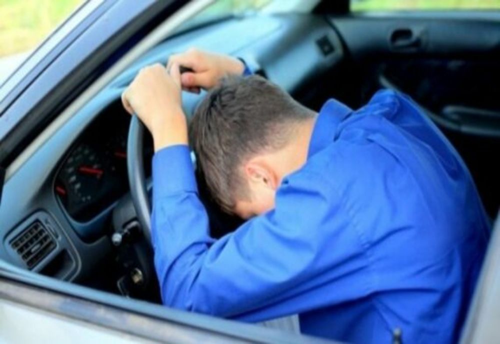 Tupeu maxim! Beat la volanul unei mașini cu numere de înmatriculare false