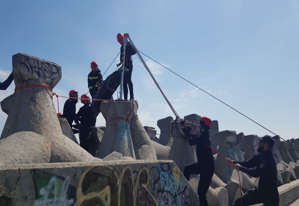 Lună de foc pentru pompieri pe litoral 1.147 de persoane asistate medical, 13 persoane recuperate din mediul acvatic, 107 incendii stinse