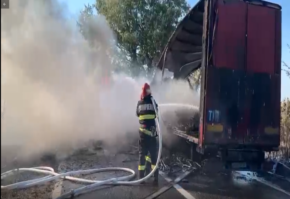 Incendiu TIR pe DN38. Intervin pompierii