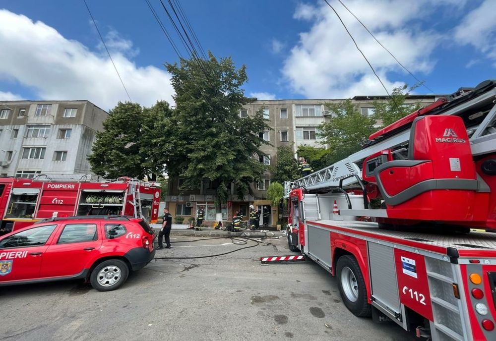 Incendiu într-un bloc din Medgidia. O persoană transportată la spital cu elicopterul