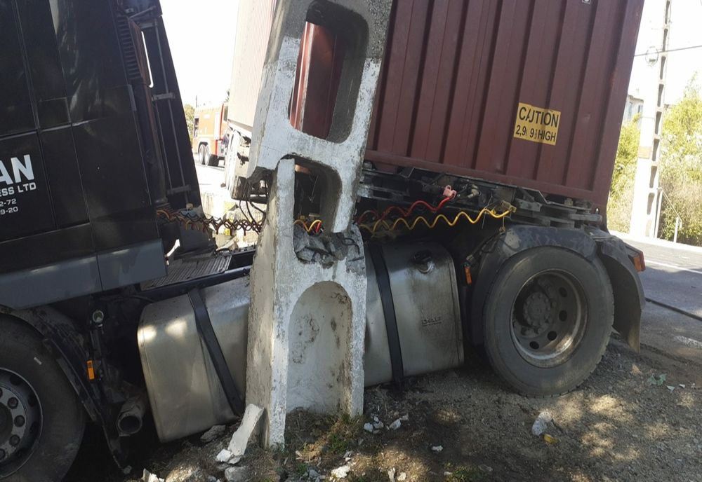 Accident pe DN2A. Un TIR a intrat într-un  stâlp