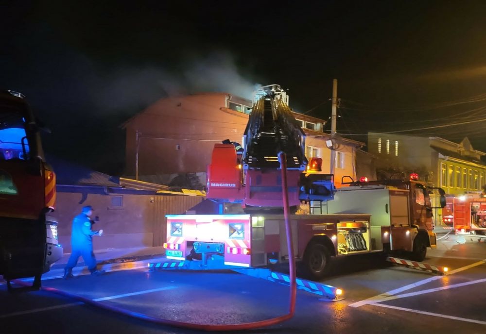 Casă cuprinsă de flăcări în Constanța