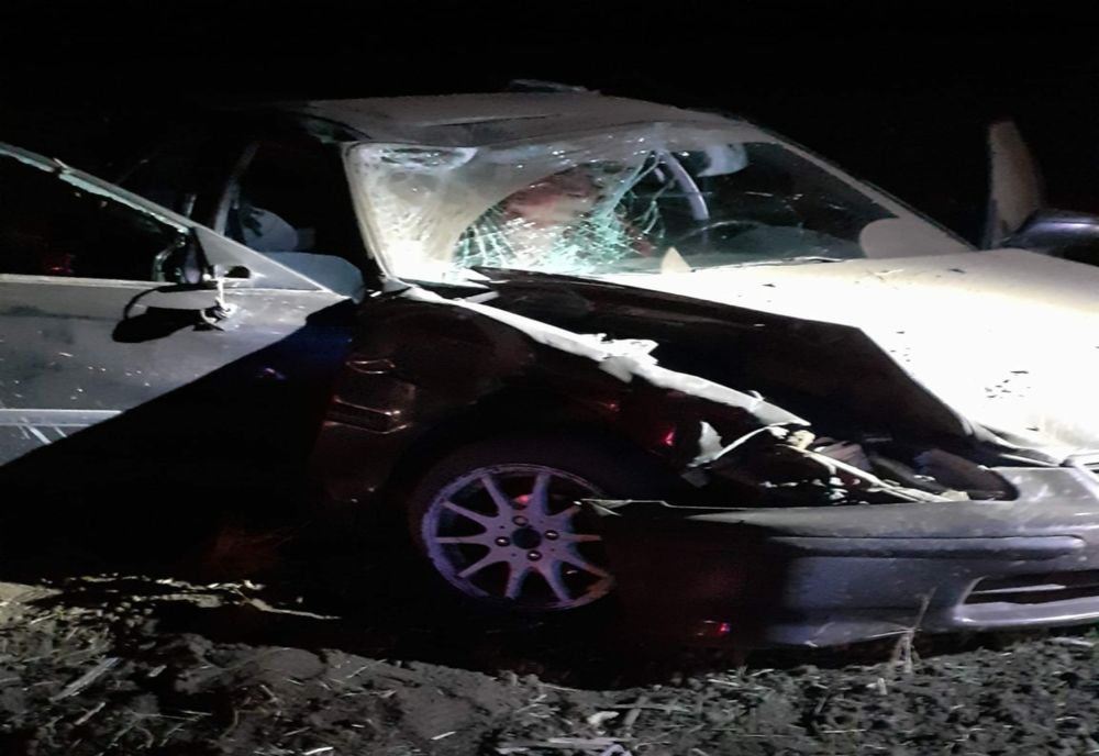 Accident teribil: Persoană rămasă încarcerată într-o mașină răsturnată