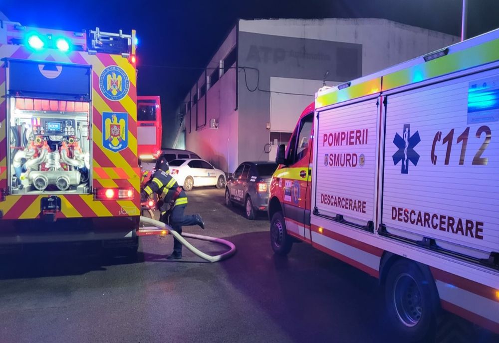FOTO Incendiu într-un service auto din Constanța, O mașină făcută scrum, 14 avariate