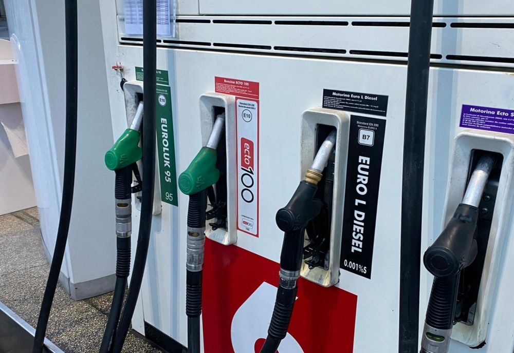 Guvernul va renunţa la compensarea de 50 de bani la carburanţi, de la 1 ianuarie 2023