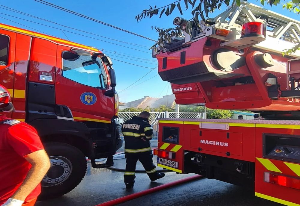 Casă cuprinsă de flăcări în Năvodari. Intervin pompierii cu mai multe autospeciale