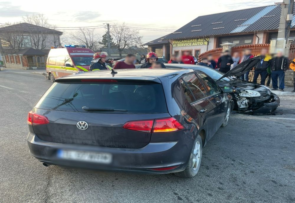 Impact violent între două autoturisme. Cinci victime
