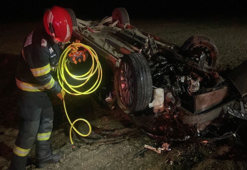 FOTO Accident grav pe DN22A. Mașină răsturnată
