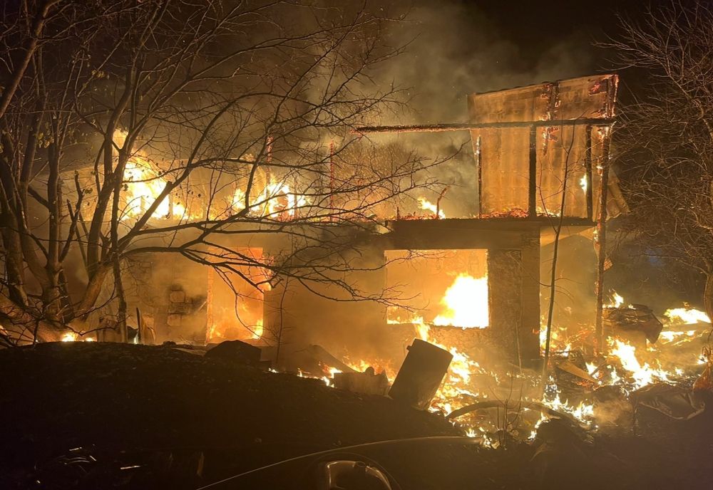 FOTO VIDEO Casă în flăcări în Tulcea. Pompierii în dificultate, echipaje suplimentate