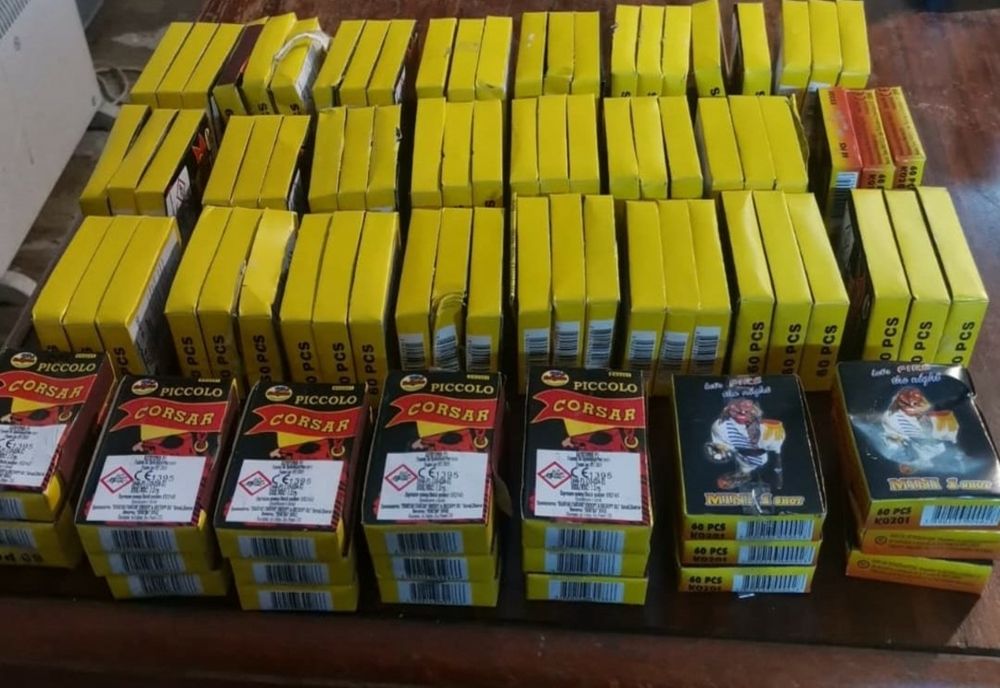 Zeci de articole pirotehnice ilegale descoperite de jandarmi