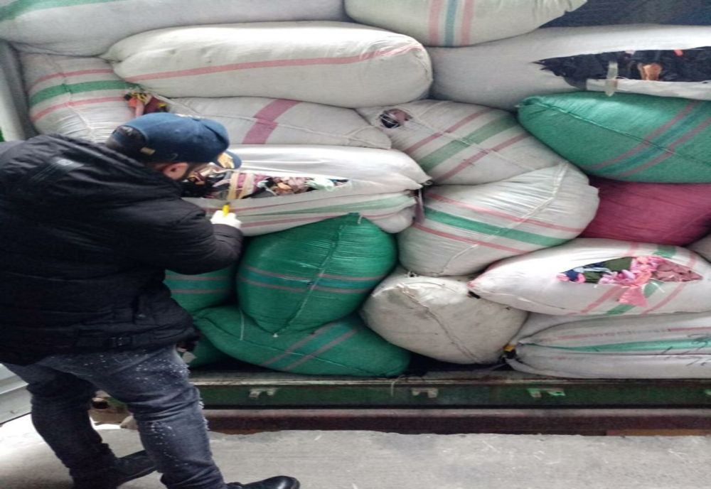 FOTO Container cu peste 15 tone de deşeuri textile din Indonezia, descoperit în Portul Constanţa