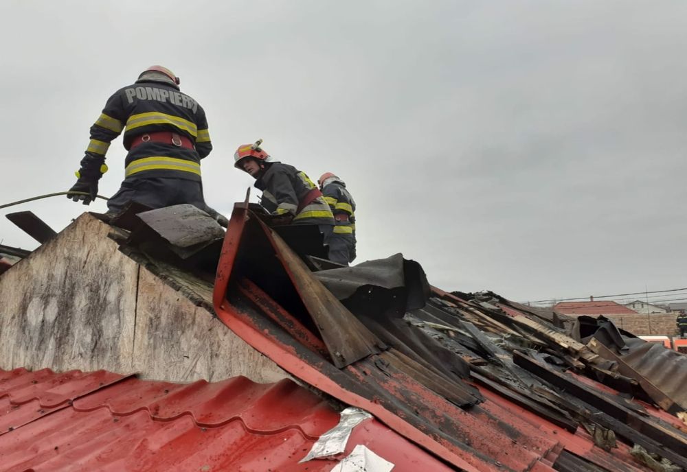 Incendiu casă în Valu lui Traian. Două persoane au avut nevoie de îngrijiri