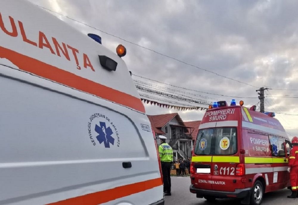 Cascadorie pe șosea, mașină răsturnată. Două persoane rănite