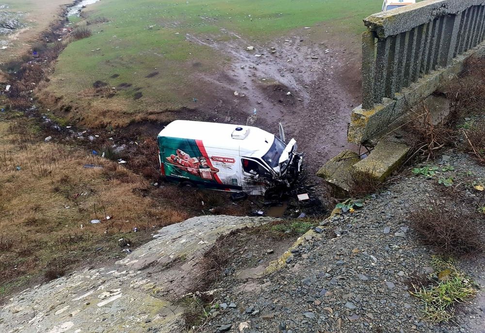 FOTO Accident cu o victimă încarcerată, Mașină căzută în râpă