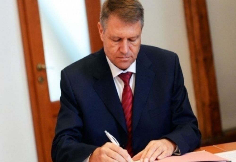 Plecări pe bandă rulantă din Justiție, pentru pensii speciale - Iohannis a semnat decretele