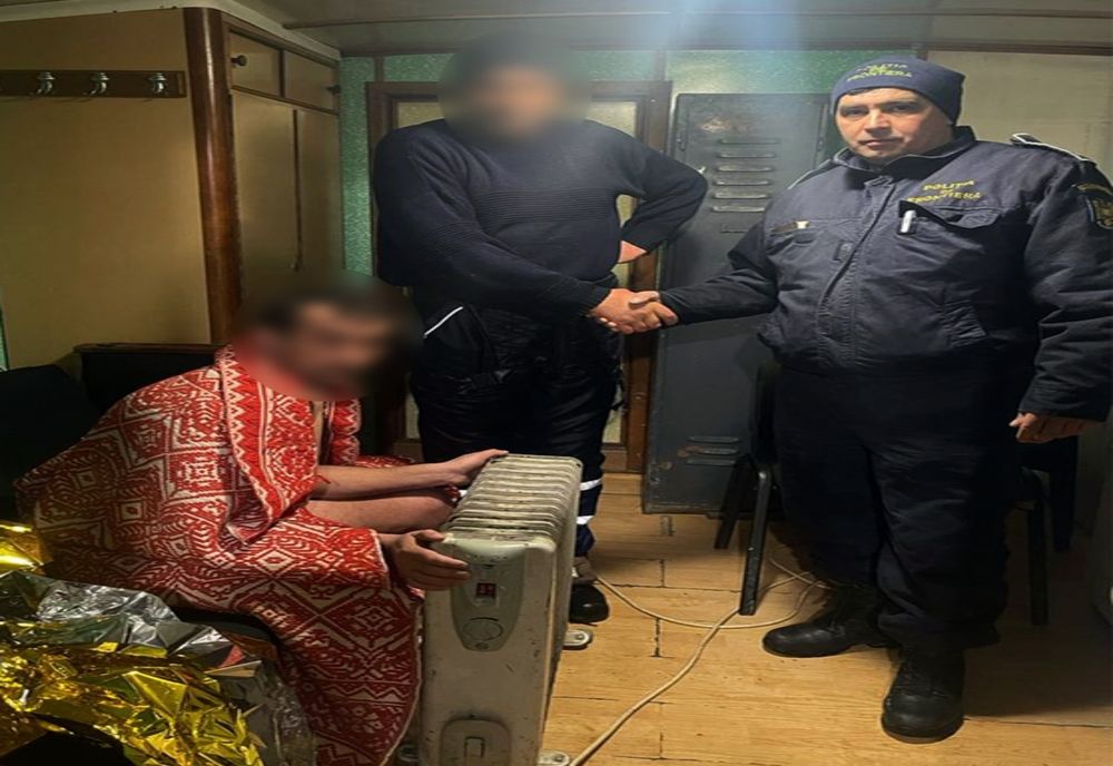 Ambarcațiune răsturnată pe Dunăre. Două persoane salvate de polițiștii de frontieră