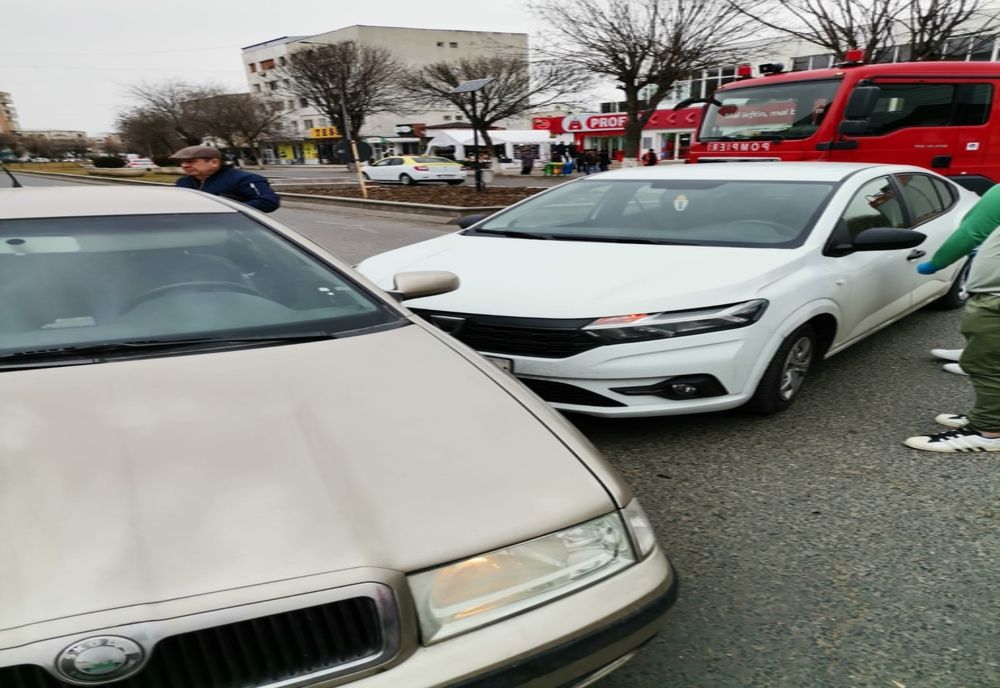 A ajuns la spital in stare gravă după ce două masini s-au ciocnit