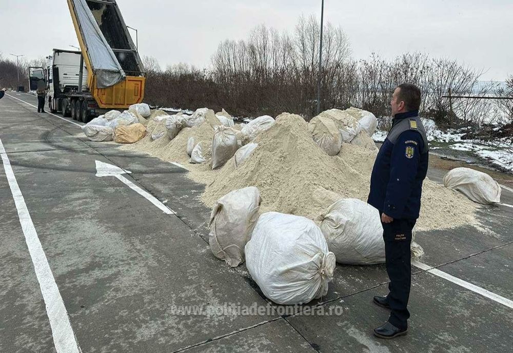 FOTO VIDEO Captură a polițiștilor de frontieră la Călărași. Zeci de saci cu tutun, ascunși în semiremorca unui TIR