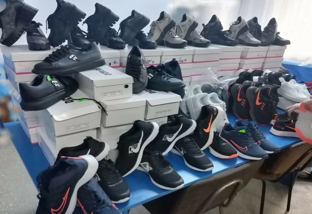 Încălţăminte contrafăcută, vândută în două centre comerciale din Constanţa