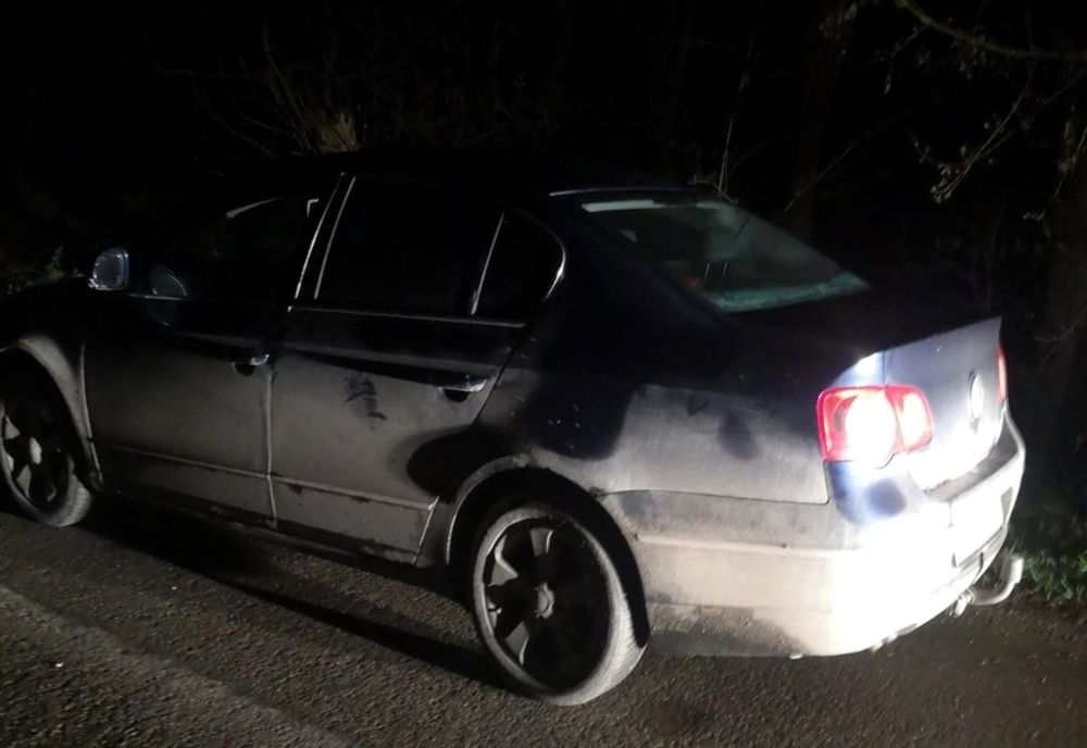 Minor fără permis, prins la plimbare cu mașina pe un drum comunal