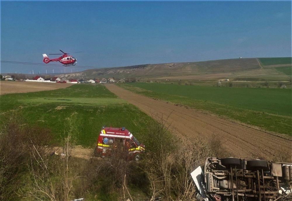 VIDEO Accident grav pe un drum județean din Constanța. Intervine elicopterul SMURD