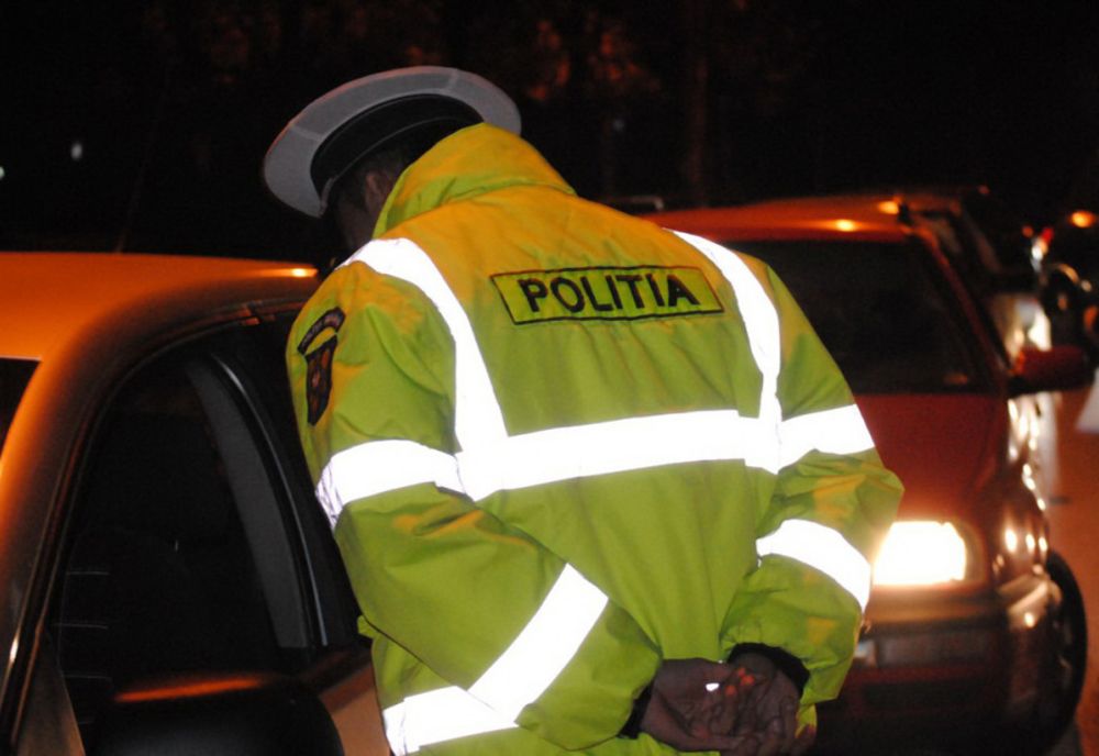 Amețită la volan din cauza consumului de alcool, trezită de polițiști