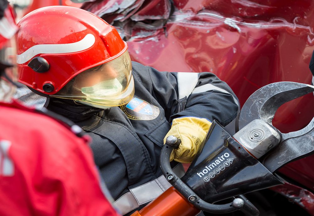 S-a înfipt cu mașina într-un cap de pod