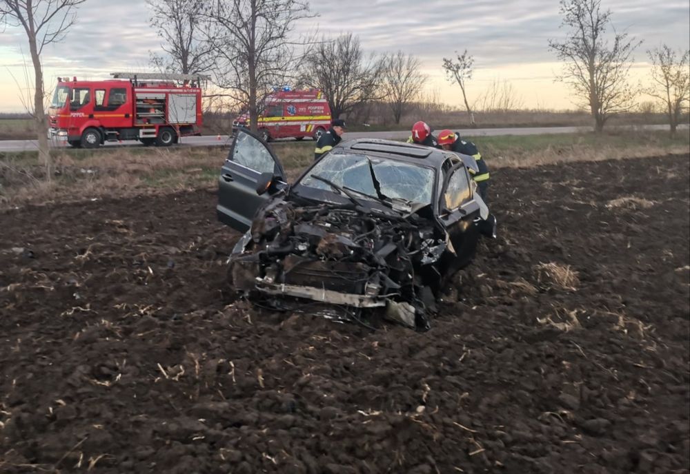 Ialomița. Cascadorie pe șosea, mașină făcută praf