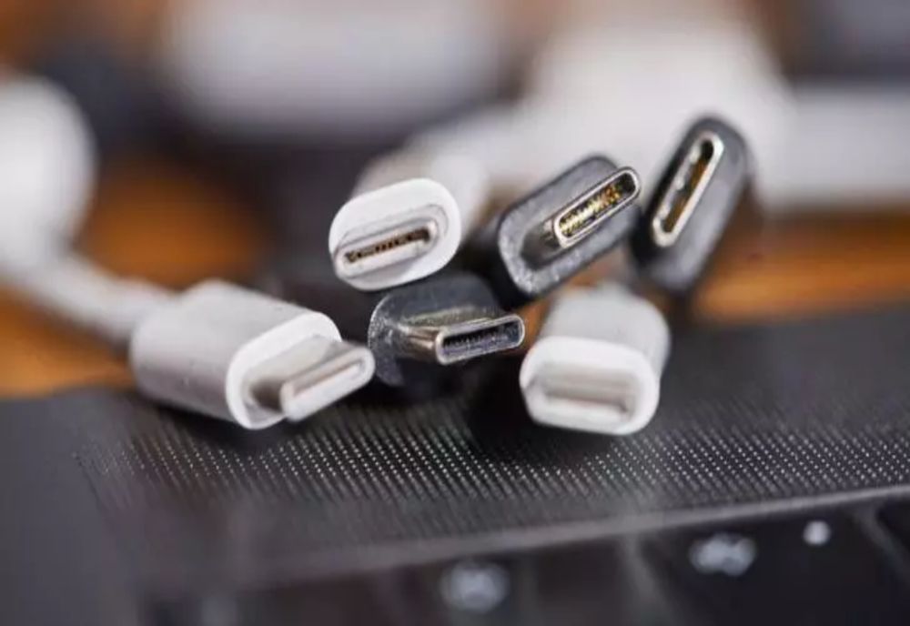 Avertisment FBI: NU vă încărcați telefoanele de la USB-uri publice. Ce este “juice hacking-ul”?