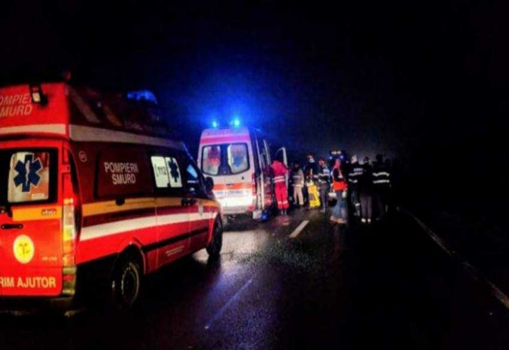 Mașină răsturnată în giratoriu. O victimă încarcerată