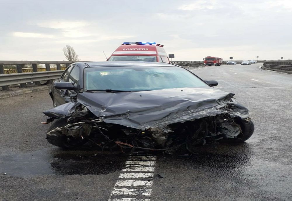 Autoturism intrat în parapet. Două victime