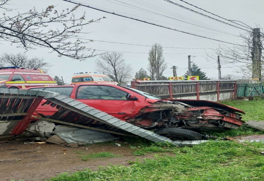 FOTO Ciocnire violentă, mașină aruncată de pe șosea