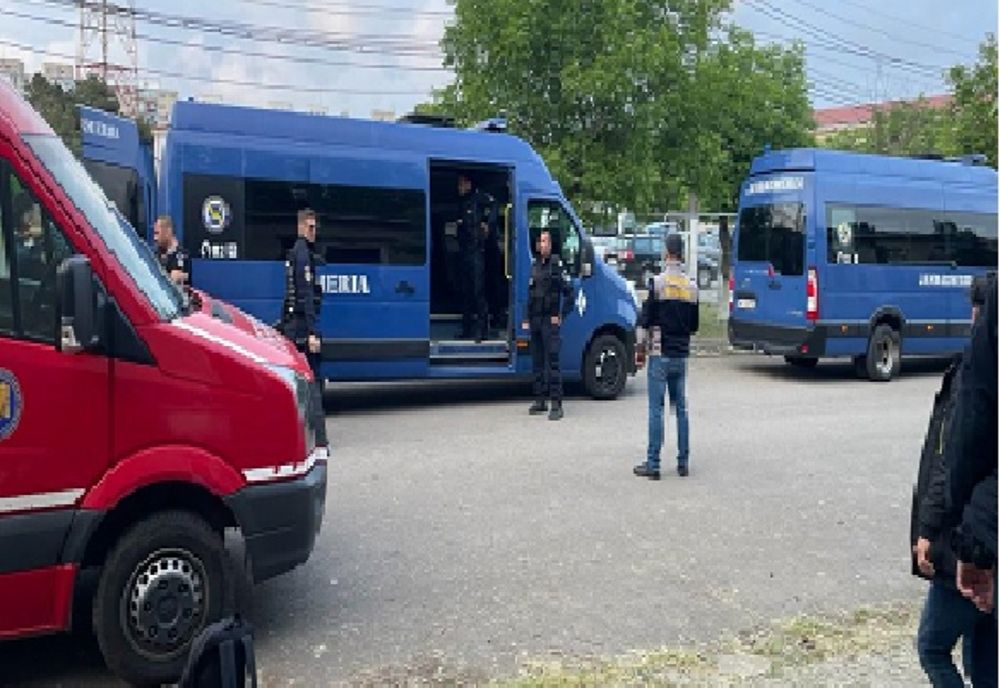 Aproximativ 30 de străini luați în custodie publică
