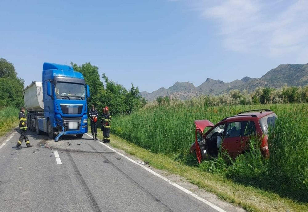 Impact violent între un autocamion și o mașină. Trafic blocat pe DN22D