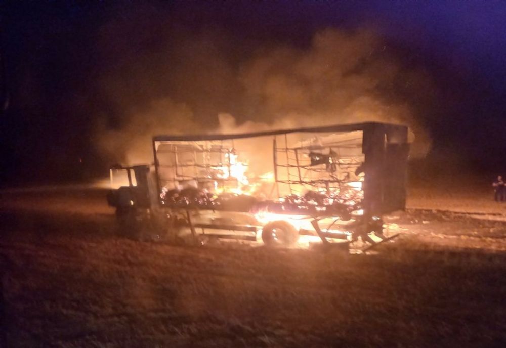 FOTO Camion cu zeci de stupi de albine făcut scrum într-un lan de grâu