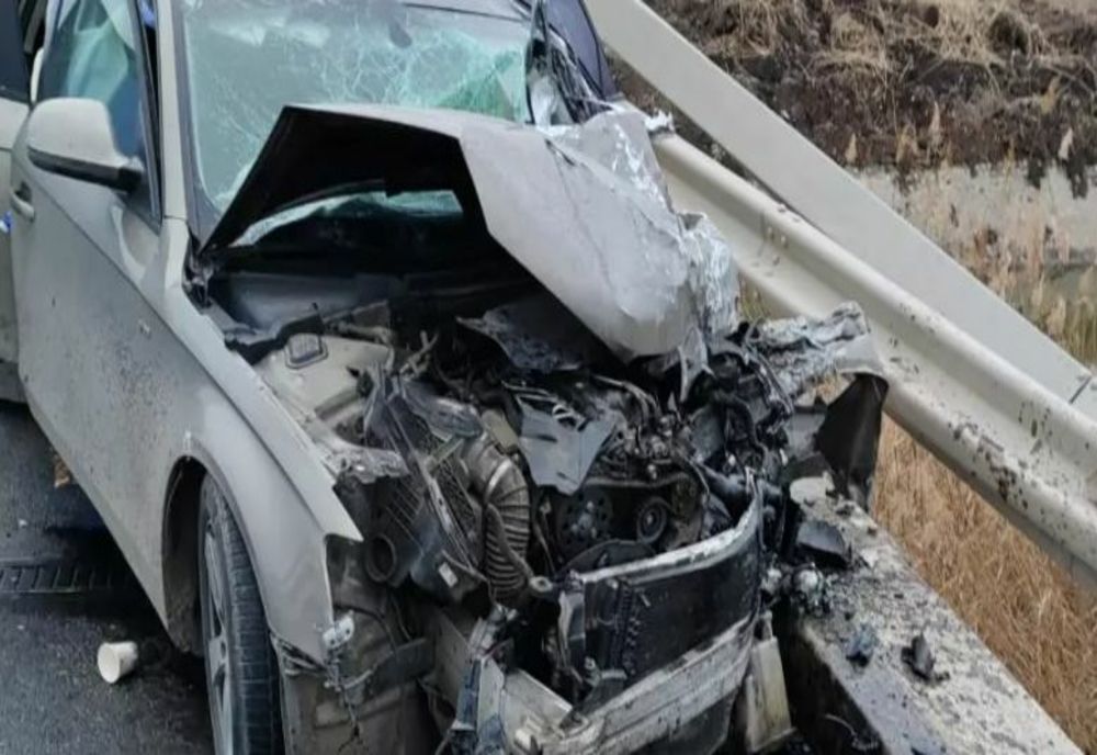 Impact violent între un microbuz cu șapte persoane și un autoturism, în județul Constanța