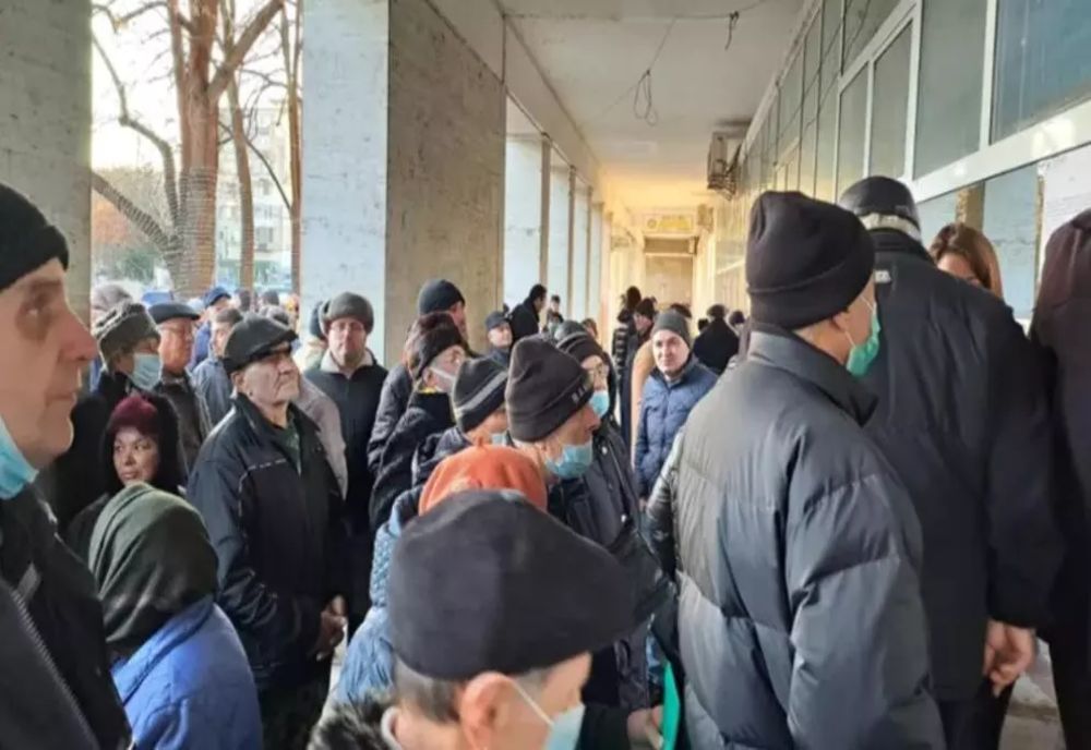 AȘTEPTARE DE ORE ÎNTREGI LA GHIȘEELE DE TAXE ȘI IMPOZITE. ROMÂNII PREFERĂ METODA TRADIȚIONALĂ DE ACHITARE A DATORIILE, ÎN CIUDA ONLINE-ULUI