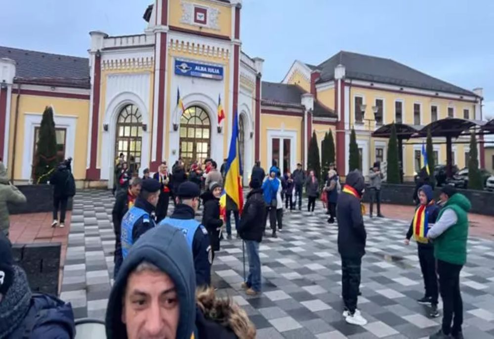 AUR unește românii de Ziua Națională în cel mai mare marș organizat la Alba Iulia: oamneii au început să se strângă în fața gării din oraș