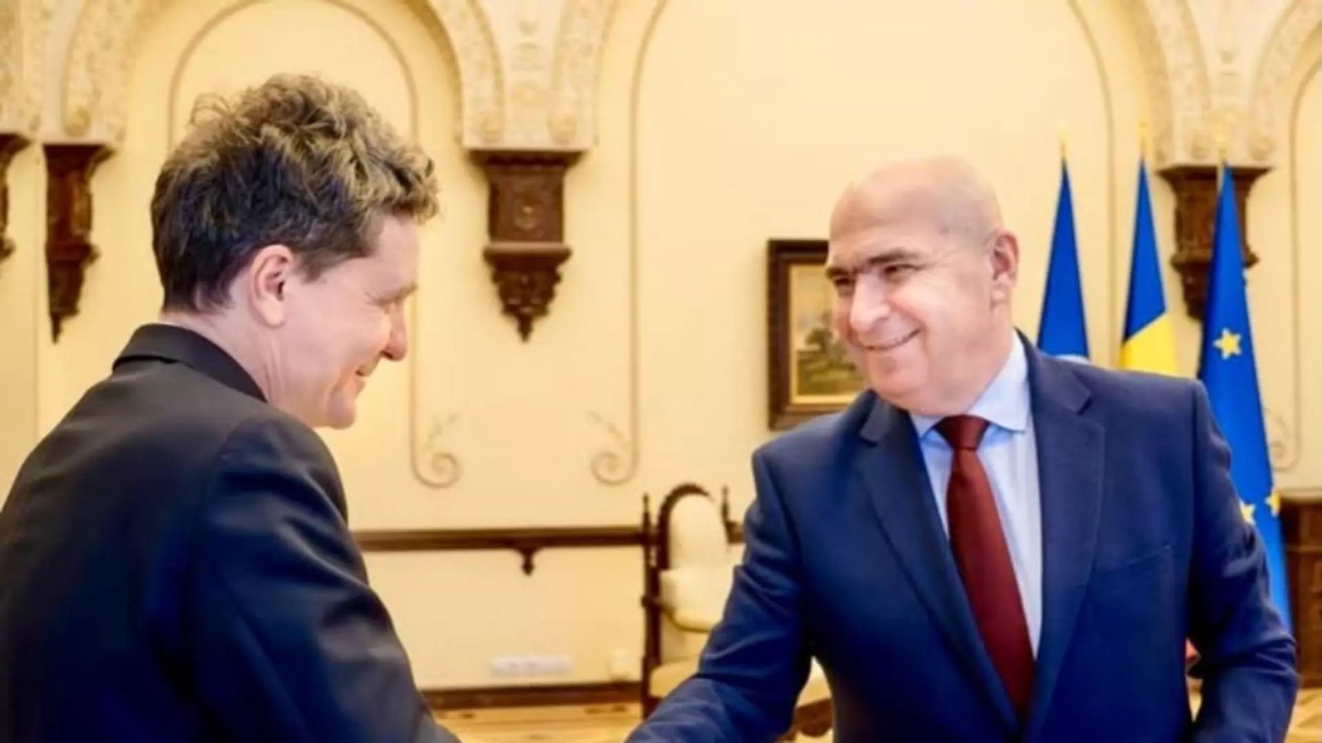 Bolojan promite tăieri, dar statul a angajat 1.500 de oameni într-o singură lună: cureaua se strânge doar pentru cetățeni