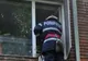 Fetiță de un an și jumătate și-a încuiat mama pe balcon. Au intervenit pompierii
