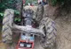 Persoană  prinsă sub un tractor răsturnat