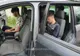 VIDEO Doi cetățeni români prinși în flagrant în timp ce transportau migranți ilegali