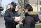 Zâmbete și flori împărțite de polițiștii locali 