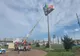  O tânără amenință că se sinucide, urcată pe un stâlp. Autoritățile în alertă